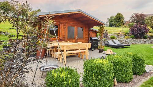 Natur-Design "Platzhirsch Sauerland" - Sauna, Kamin, Balkon, Garten, Hütte, Grill - Foto 3, Garden, Garden view