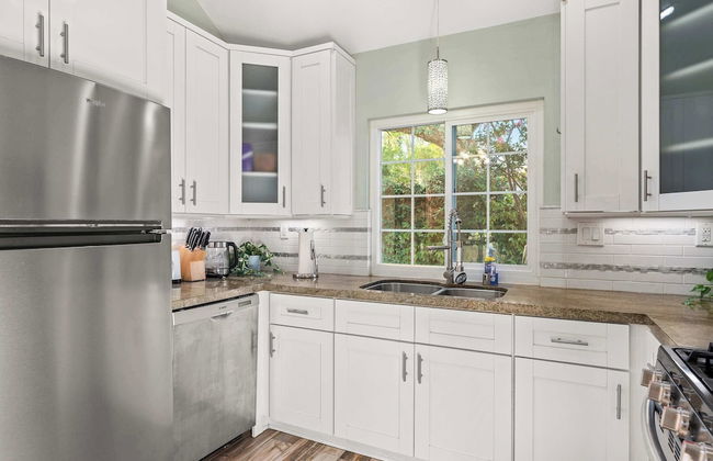 Spacious Retreat w Modern Decor and Private Yard - Photo 26