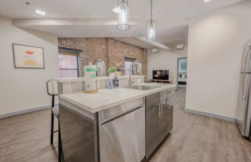 Charming 1 Bedroom Apt Laundry in Unit - Photo 7