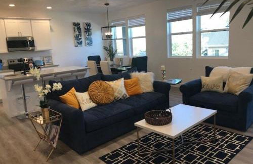 Deluxe Classy TownHouse With 2 car Garage, Work or Family! - Foto 1