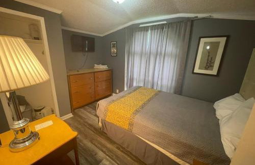 Cozy 3BR cabin with AC and Wi-Fi Fully Fenced - Photo 5