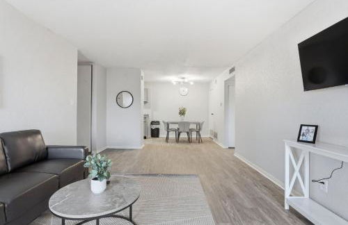 Cozy, modern apartment with bright interiors - Photo 2