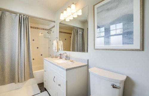 Family Fun on Lake Bemidji! Spacious Home with Yard - Foto 23