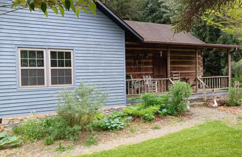 Restored1850s log cabin, with gazebo and gardens! 1 mile to downtown Weaverville - Foto 1