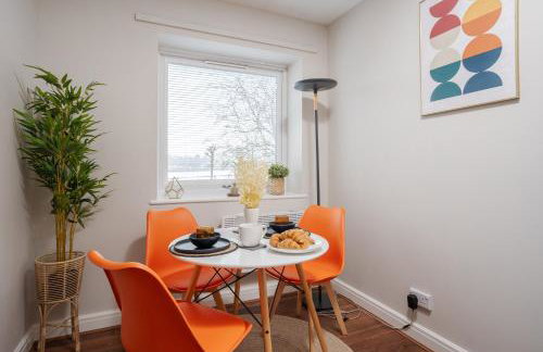 Cozy Waterfront Apartment - Free Parking & Wi-Fi - Photo 31