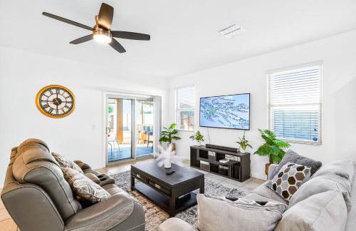 Tropical Desert Oasis Phoenix 5BR 3Bath with Outdoor Tiki Bar & BBQ - Photo 4