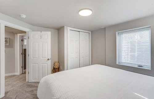 Newly Built 3BD Retreat w Mtn Views & Game Room - Foto 33