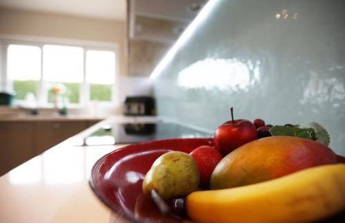 Is Y Coed Place By N And N Stays Ltd, Spacious 5 bed house in Wenvoe Cardiff, With Free Private Parking, Garden and WIFI - Photo 22