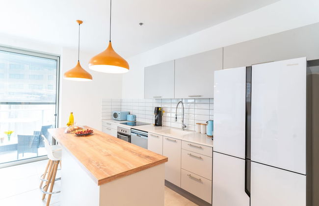 Sunlit Urban Escape with Balcony by Sea N Rent - Foto 15