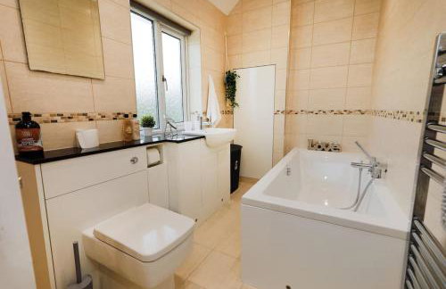 Comfy stays, Rotherham for contractors & Families, spacious, conservatory, free parking, wifi, 3BDR - Foto 11