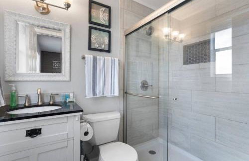 Waterfront Home Game Room Ping Pong Outdoor Bar Area - Foto 25