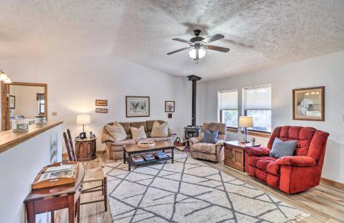 Walk to White River Home with Deck in Flippin! - Foto 5