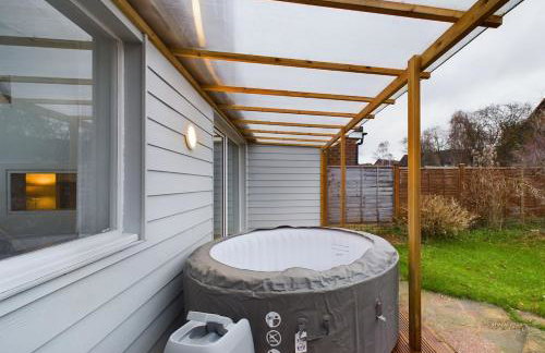 10 mins from Gatwick, jacuzzi, 8 persons - Foto 25