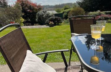 A spacious hidden gem with hot tub, lovely garden & views - Foto 24