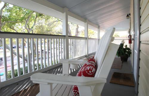 2 Bedroom Apt Overlooking Dunedin Town Square NO KIDS, NO PETS - Photo 38