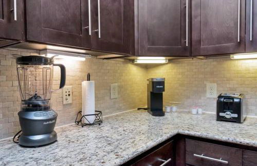 Stylish Open Concept Apt with King Bed, walking distance from NRG Texans Stadium, 1 mile to Med Center, Free Parking - Foto 16