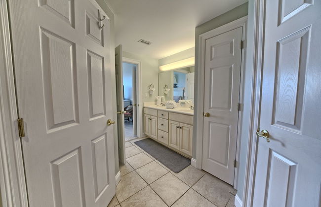 Luxurious Beachfront Condo with Beachside Pool Access and Free WiFi - Unit 1202 by RedAwning - Foto 24