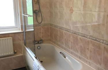 Spacious bungalow with estuary views near Llansteffan - Photo 18