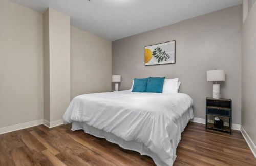 Sleek 2BR Downtown Retreat with Gym - Foto 13