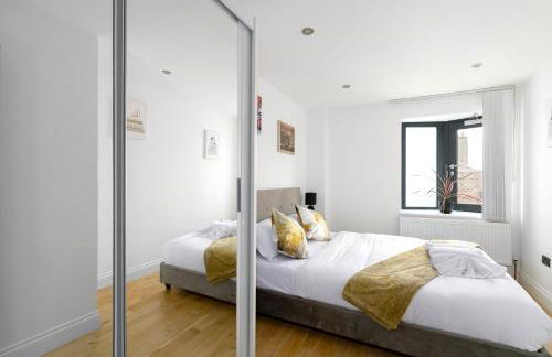 Modern Top-Floor 2-Bedroom, 2-Bathroom Apartment with Lift & a Private Balcony, Sleeps 6 - Foto 11