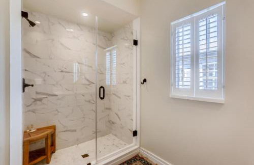 The Pink House - Bask in Style Steps from the Convention Center - Foto 17