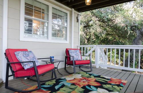 Remodeled Historic Lakefront Gem Overlooking Lake Travis and Jones Brothers Park *Great for Families and Groups* - Foto 10