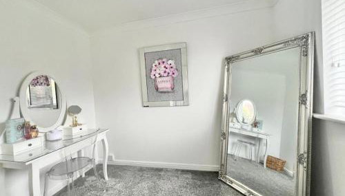 Contemporary 4-Bed home for Contractors & Families - Foto 3