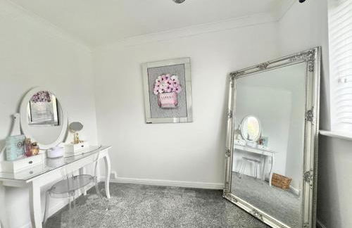 Contemporary 4-Bed home for Contractors & Families - Foto 3