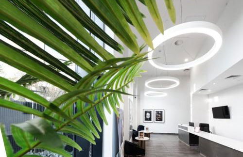 Stylish Skyline Apartment - 2 Bed, 2 Bath, Gym, Concierge in City Centre - Foto 22