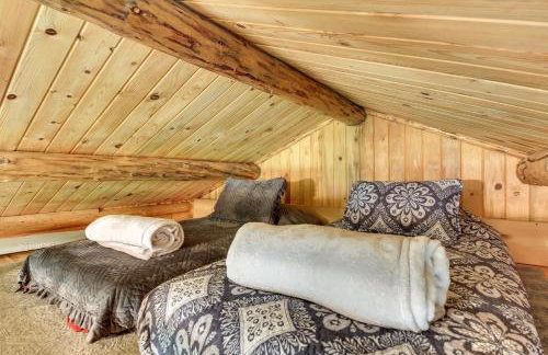 Cozy Farm Cabin - 9 Mi to Trout Creek! - Foto 17