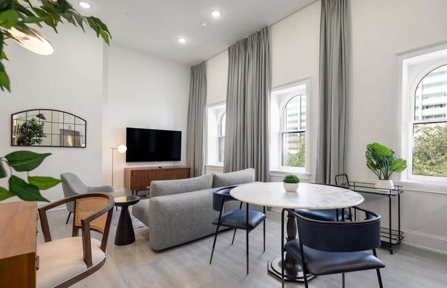 Sosuite Penthouse 1BR Apt w Arch Windows W D - Photo 2