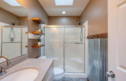 Forest Front Home w Fire Pit Mins to Beaches Wineries Trails Cedarview Retreat by AvantStay - Foto 27