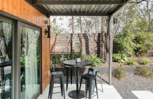 Cozy Bungalow Retreat Walking Distance to Downtown - Photo 29