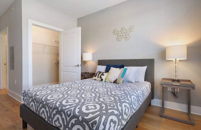 Luxurious Downtown Condo - Photo 4