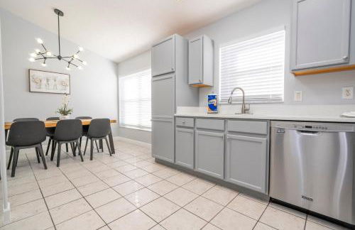 Magical 5-Bedroom Retreat w/ Pool, 3 Ensuite Bedrooms, Near Disney, and Internet! - Foto 27