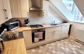 Apartment 4 - striking, 2 bedroom luxury apartment - close to town, mainline rail & theatre - Photo 12