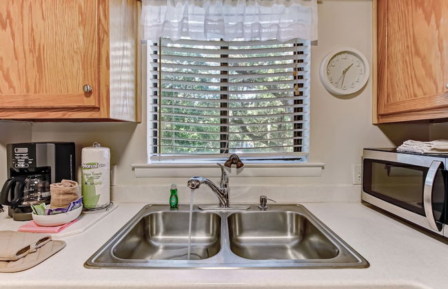 Secluded Condo with Peaceful Wooded Views and Easy Access to the Beach by RedAwning - Foto 10