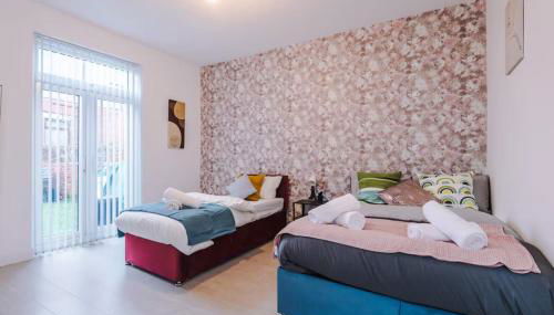 Group-Friendly Home near Manchester with Hot Tub and Private Cinema Room - Foto 4