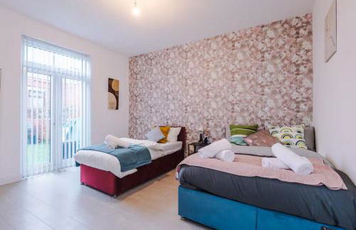 Group-Friendly Home near Manchester with Hot Tub and Private Cinema Room - Foto 4