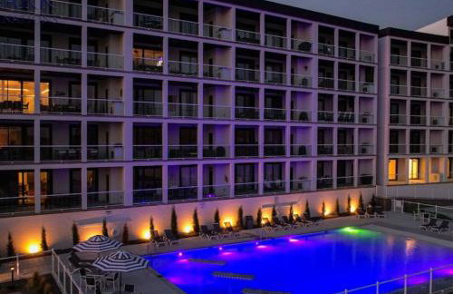 Family-Fun Lakeside Luxury at Topsider in Osage w/ 2 Pools, Prime Views Pack N' Play & Games - Foto 2