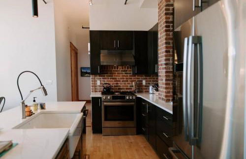 Stylish Main St Loft with Balconies and Garage - Foto 1