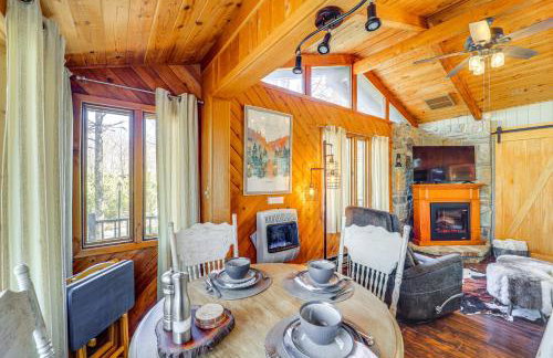 Near Lake and Trails Rustic Newland Cabin with Deck! - Foto 9