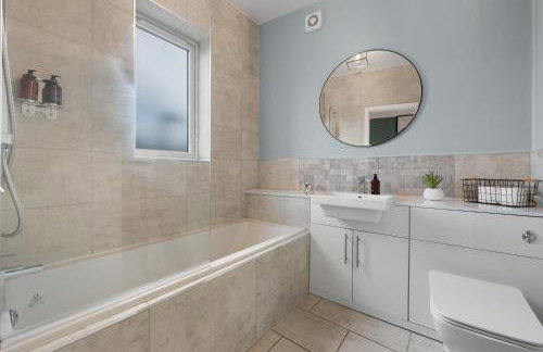 4-Bedroom Stunning Luxe, Spacious & Stylish Design House Bolton, Sleeps 11, with Parking Central Bolton, Links to Manchester, Pet-Friendly, Best For Groups! WORK CONTRACTORS SPECIAL OFFER! - by Blue Puffin Stays - Foto 42