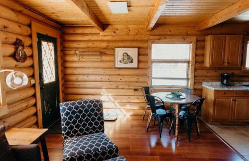Beautiful Alaskan Log Cabin on Wooded Lot - Foto 16