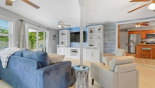 3BR 2BA Heated Pool Home Pool Table Great Location - Foto 2