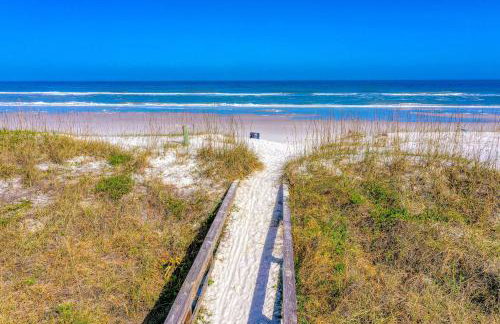 Beachside snowbird escape with fenced yard & washer/dryer - walk to beach access - Foto 34