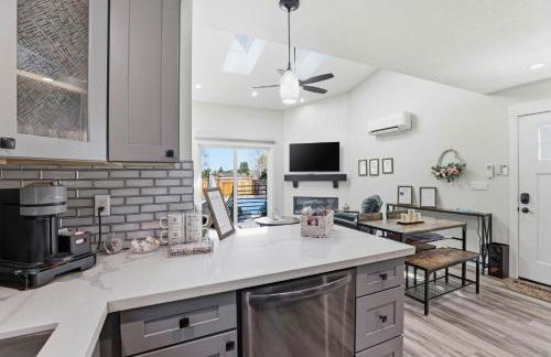 Angie Oasis Yard, Loft & Stocked Kitchen - Photo 7