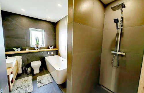 4 Bed Villa Sleeps 8 -private Terrace-free Parking - Foto 67