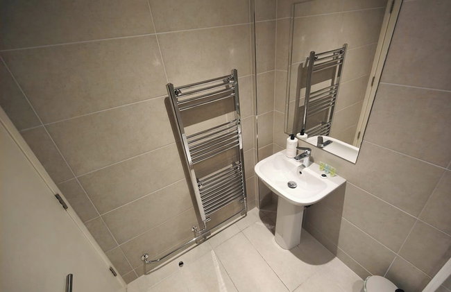 Luxurious 3 bed Ensuites & kitchenettes Nr LGI Hospital & Uni - Free 5G WIFI & Netflix Short Stays - Contractors Free Parking - Foto 30