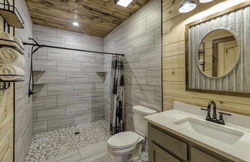 WolfCabin Lux Family Home, Fire Pit, Hot Tub, ADA ramp, ez paved rds - Foto 16